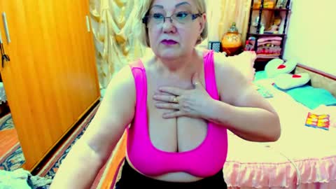 ellyhot53 live room snapshot on Chaturbate