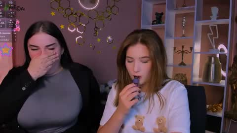 ember_rey momentopname van live room op Chaturbate