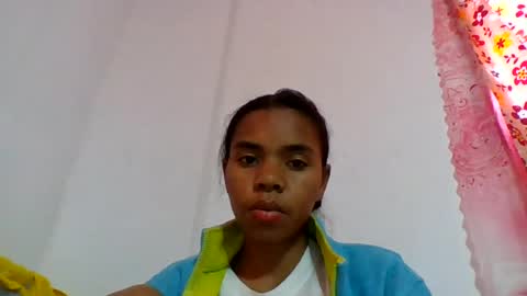 emelie473837 live room snapshot on Chaturbate