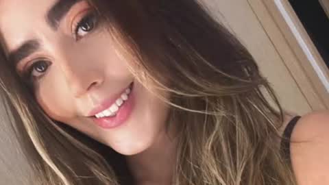 emi_royse live room snapshot on Chaturbate