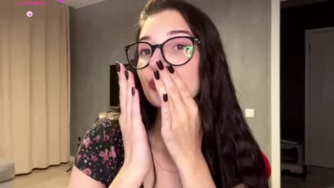 emilimonnre momentopname van live room op Chaturbate