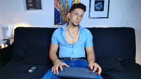 emiliocum_24 live room snapshot on Chaturbate