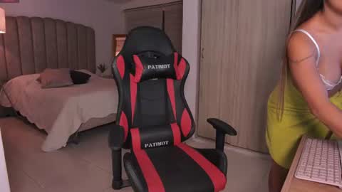 emily_____ live room snapshot on Chaturbate
