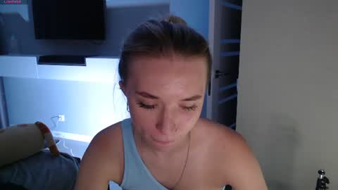 emily__hartt снимок онлайн-комнаты на Chaturbate