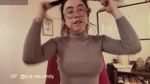 emily_pearl_ live room snapshot on Chaturbate