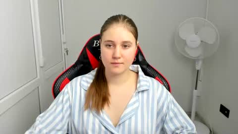 emma_sweettyy live room snapshot on Chaturbate