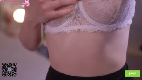 emmiellee снимок онлайн-комнаты на Chaturbate
