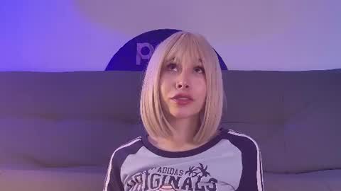 emym1lls live room snapshot on Chaturbate