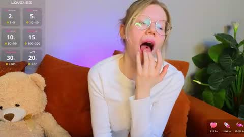 esme_kitty captura de la sala en vivo en Chaturbate