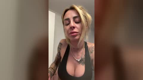 evatop23 momentopname van live room op Chaturbate