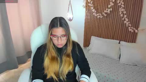 evely_crosss captura de la sala en vivo en Chaturbate