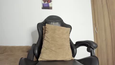 fit_fray live room snapshot on Chaturbate