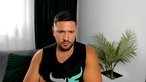gold_alpha_boy momentopname van live room op Chaturbate