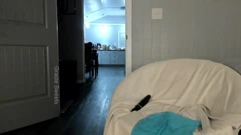 graciously3333 live room snapshot on Chaturbate