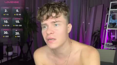 holy_eggs_00 live room snapshot on Chaturbate