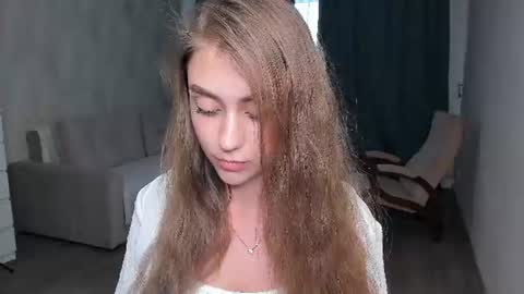 honeybines live room snapshot on Chaturbate