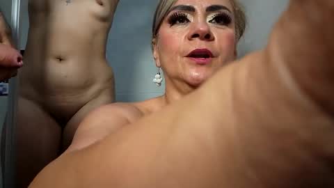 hot_kittens_xxx captura da sala ao vivo na Chaturbate