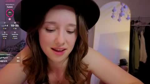 hunny_ines снимок онлайн-комнаты на Chaturbate