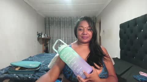 indianmayaxoxo live room snapshot on Chaturbate
