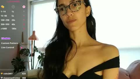 innocentlatiina captura de la sala en vivo en Chaturbate