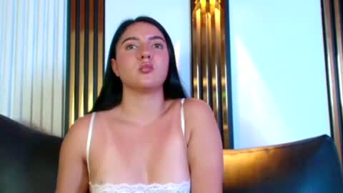 isa_and_nata live room snapshot on Chaturbate
