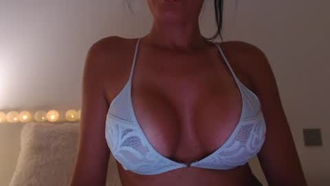 j_e_e_s_i_c_a captura da sala ao vivo na Chaturbate