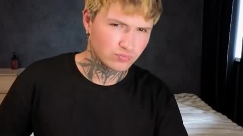 jonnydarkk снимок онлайн-комнаты на Chaturbate