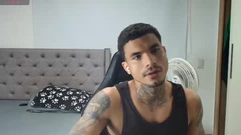 juan_gomez_1 live room snapshot on Chaturbate