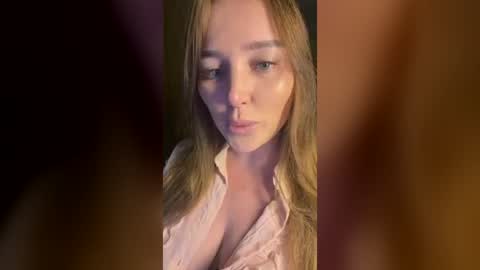 julia_dubai снимок онлайн-комнаты на Chaturbate