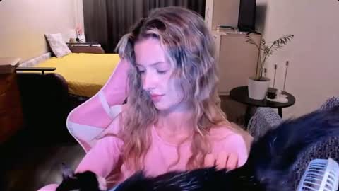 julie_flores live room snapshot on Chaturbate