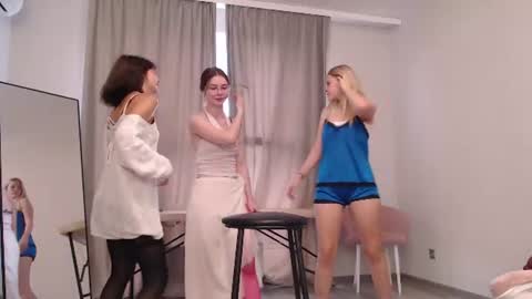 julie_meow246 Momentaufnahme des Live-Raums auf Chaturbate