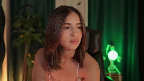 julieta_valencia live room snapshot on Chaturbate