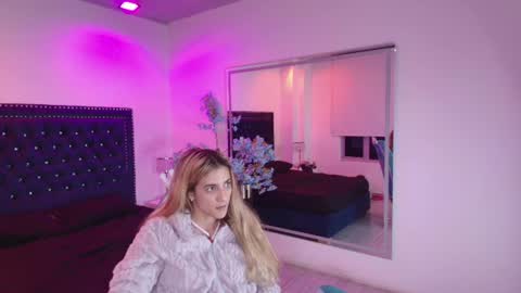 juliieta_gray momentopname van live room op Chaturbate