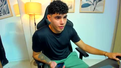 justin_payn14 live room snapshot on Chaturbate