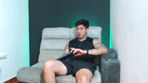 justinfuller_31 live room snapshot on Chaturbate