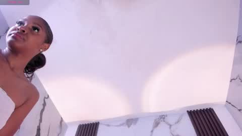 kandy_bronw momentopname van live room op Chaturbate