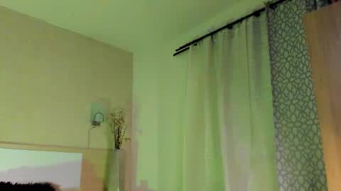karolynelune momentopname van live room op Chaturbate