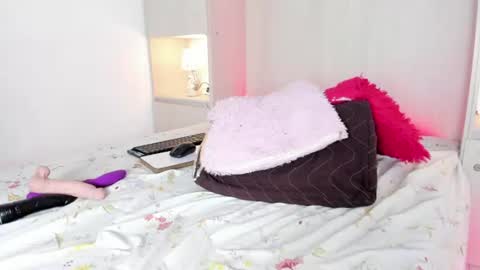 kendallwestt live room snapshot on Chaturbate