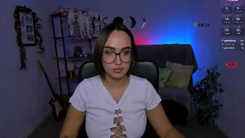 khloebeauty live room snapshot on Chaturbate