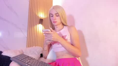 kitty__bunny live room snapshot on Chaturbate