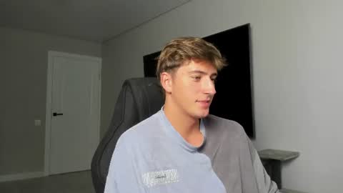 krishort momentopname van live room op Chaturbate