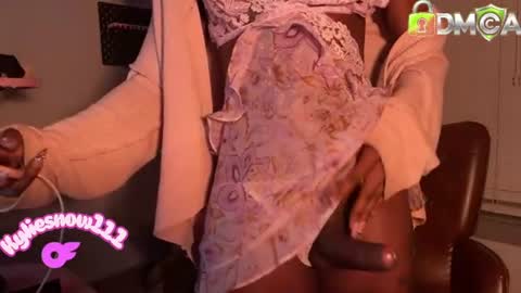 kyliesnowxxx momentopname van live room op Chaturbate