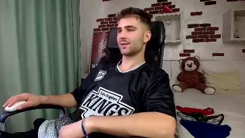 kyloeast momentopname van live room op Chaturbate