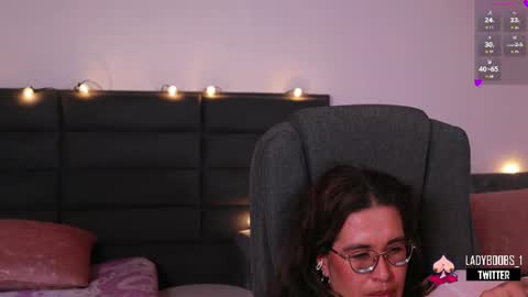lady_boobs1 live room snapshot on Chaturbate