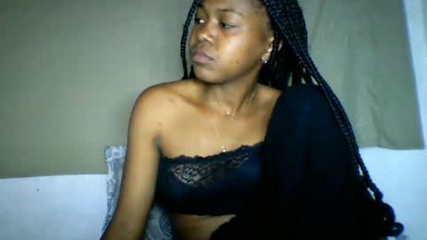 lara_belle live room snapshot on Chaturbate