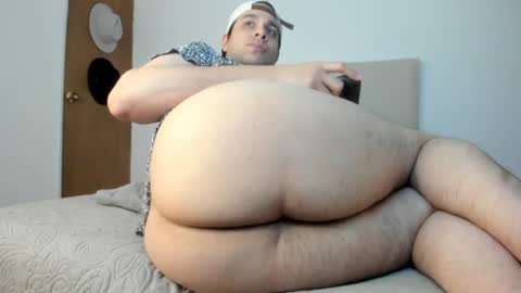 latin_boy_surprise captura de la sala en vivo en Chaturbate