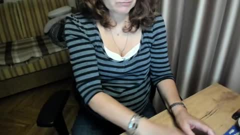 lauraoven1 captura de la sala en vivo en Chaturbate