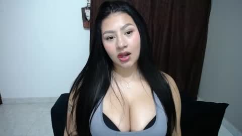 leah_cyrus снимок онлайн-комнаты на Chaturbate