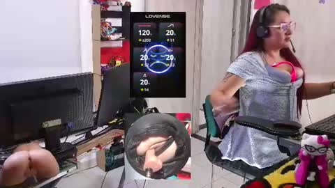 leidycrstnch21 live room snapshot on Chaturbate