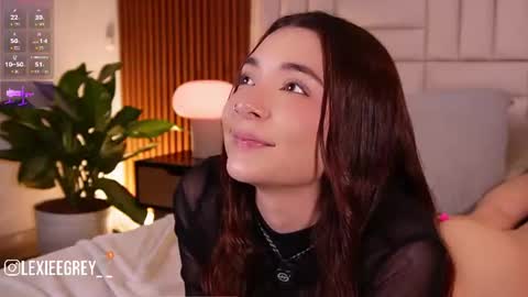lexiee_grey_ Momentaufnahme des Live-Raums auf Chaturbate